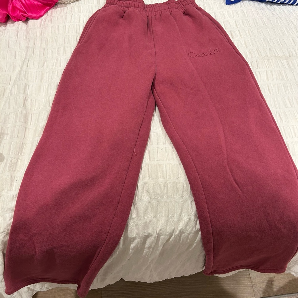 Comfrt Minimalist Berry Sweatpants